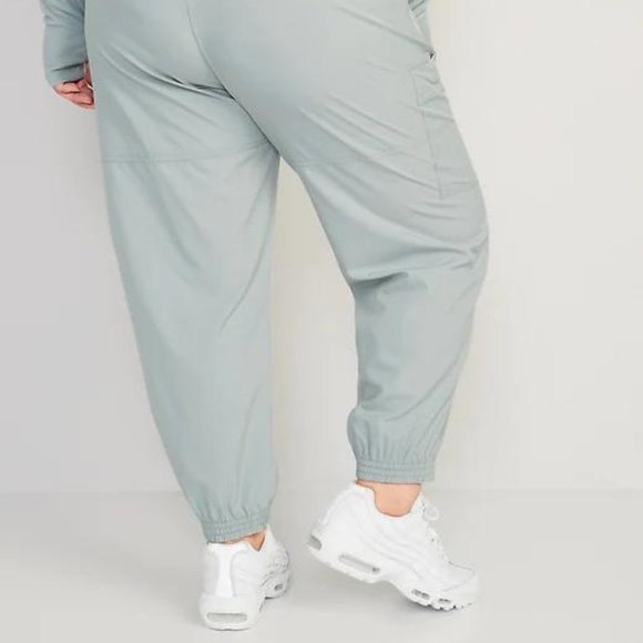 Old Navy Extra High-Waisted StretchTech Performance Cargo Jogger Pants for Women - Picture 8 of 9